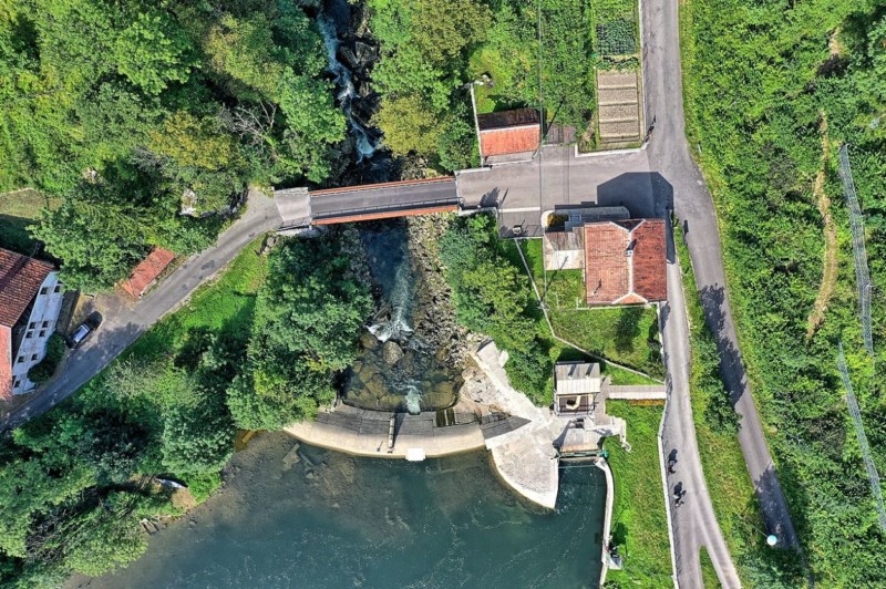 Le barrage et le pont entre la France (gauche) et la Suisse (droite)