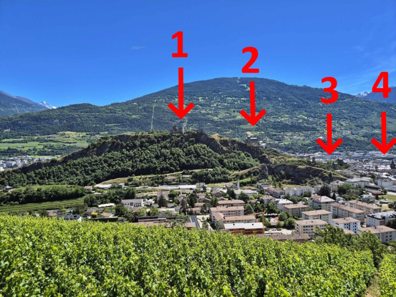 On arrive à hauteur des collines de Valère (2) et Tourbillon (1). Sur la droite, les châteaux de la Majorie et du Vidomnat (3) et la cathédrale de Sion (4). Vallée du Rhône - Sion. Randonnée bisse de Clavau.