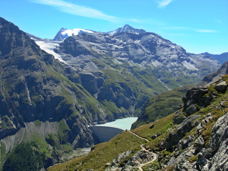 Vue éloignée sur le barrage de Mauvoisin et le glacier du Giétro