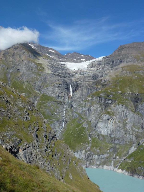 La cascade du Giétro depuis le versant ouest du lac de Mauvoisin.