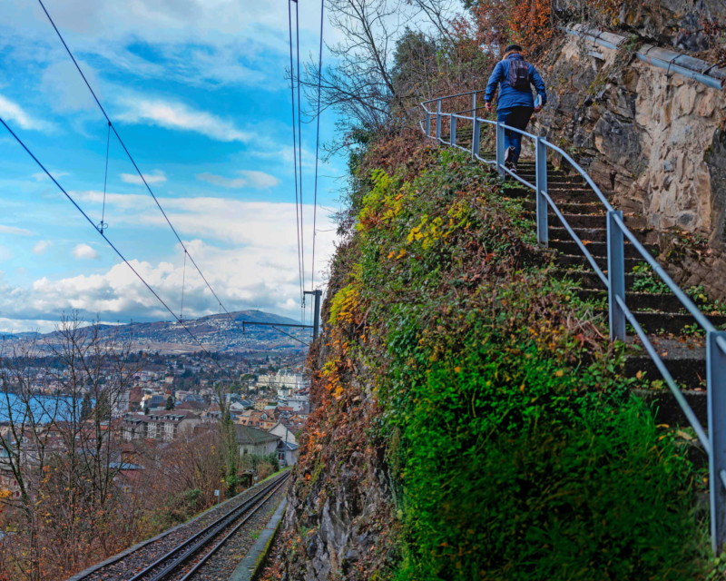 Le sentier finit par traverser les rails du train des Rochers de Naye pour finallement arriver à l'église St-Vincent. Gorges du chauderon, Montreux.