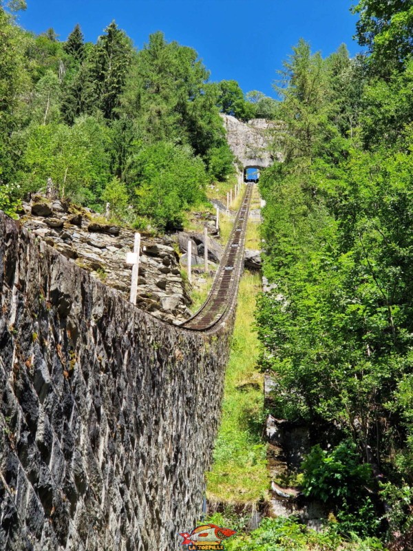 La vue sur la montée du funi du chatelard depuis la station inférieure.