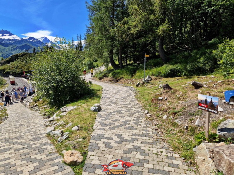 Le chemin pavé qui monte au village des Branchés.