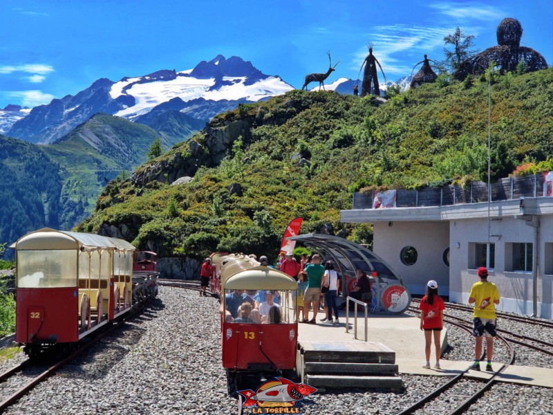 La gare avec, en arrière-plan, le "glacier des Grands".
