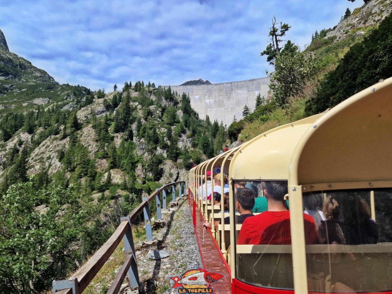 Le train en arrivée au barrage d'Emosson. Verticalp