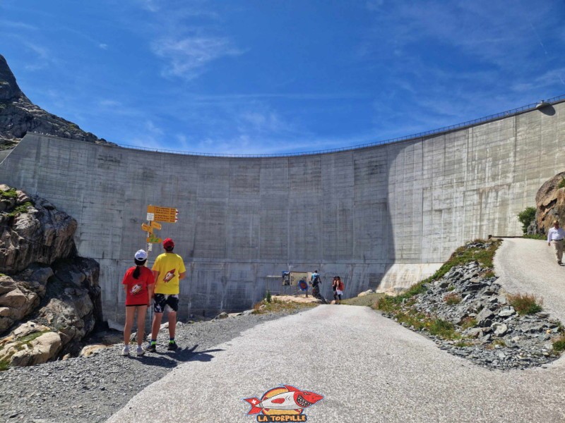 Le pied du barrage d'Emosson avec ses près de 80 mètres de hauteur.