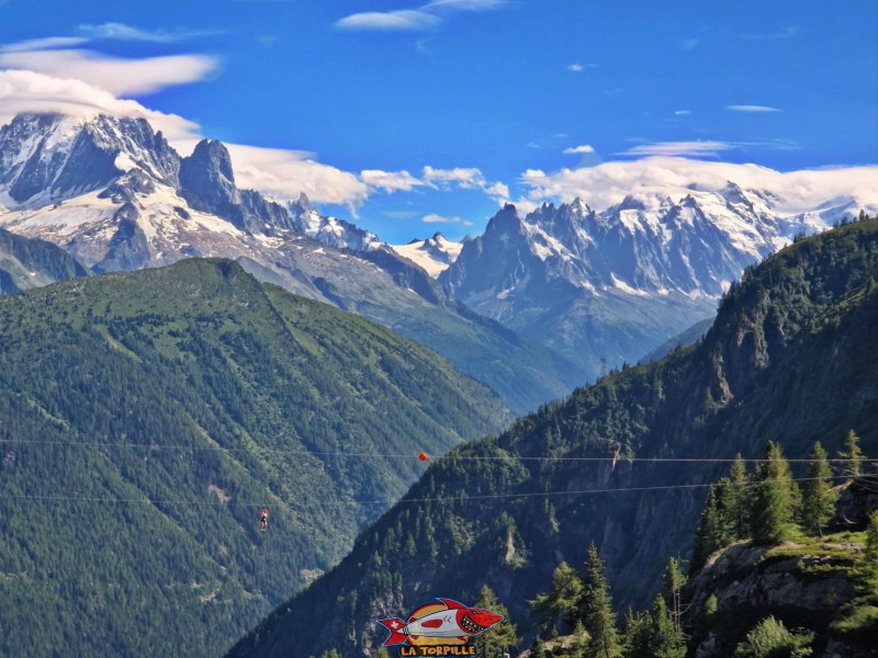Une vue rapprochée sur le massif du Mont-Blanc (sur la droite).