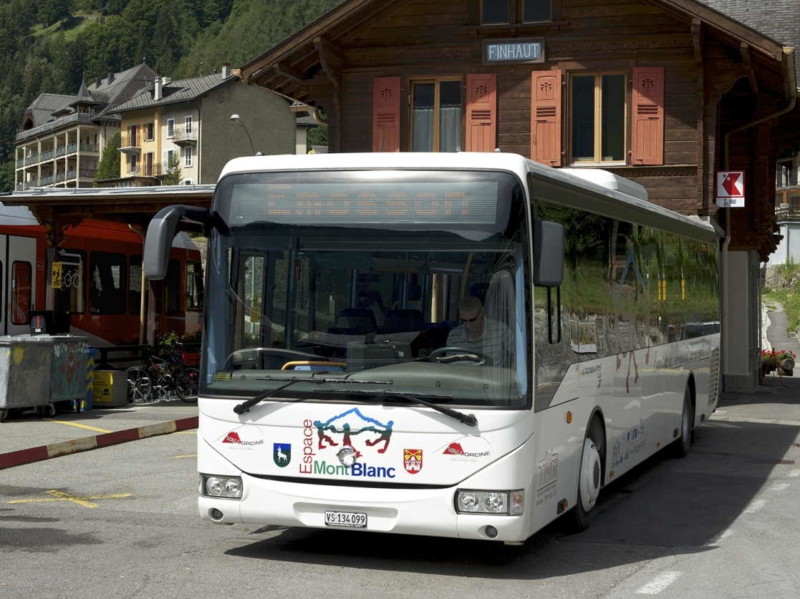 Le car à destination en gare de Finhaut avec le Mont-Blanc sur la gauche. Photo : valleedutrient.ch