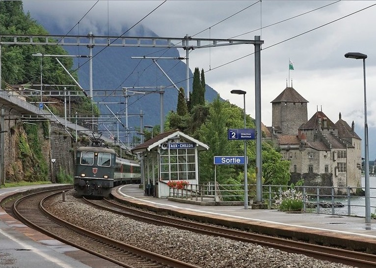 La gare de Veytaux-Chillon se trouve à 500 mètres à pied du fort.