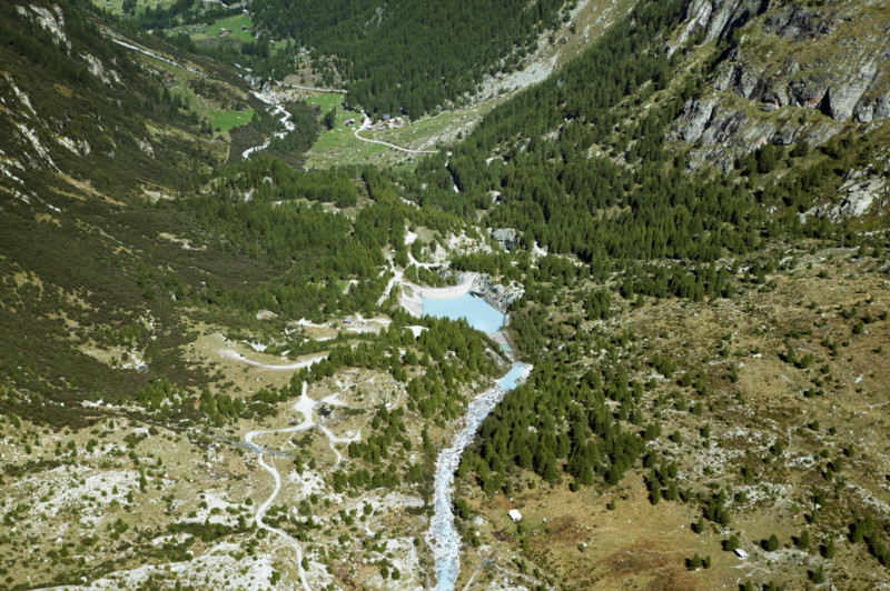Le barrage de Ferpècle et ses eaux bleues grises.