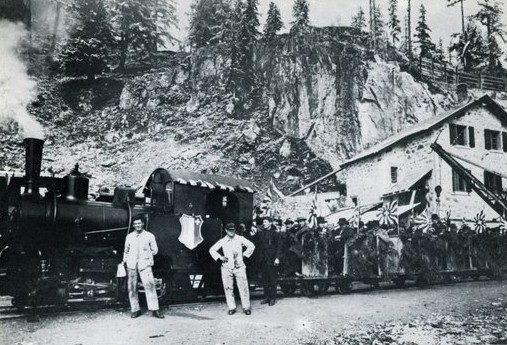 Une photo de 1922 où on peut voir une locomotive à vapeur au niveau de la gare du petit train. Aujourd'hui, le petit train est tracté par un moteur diesel.