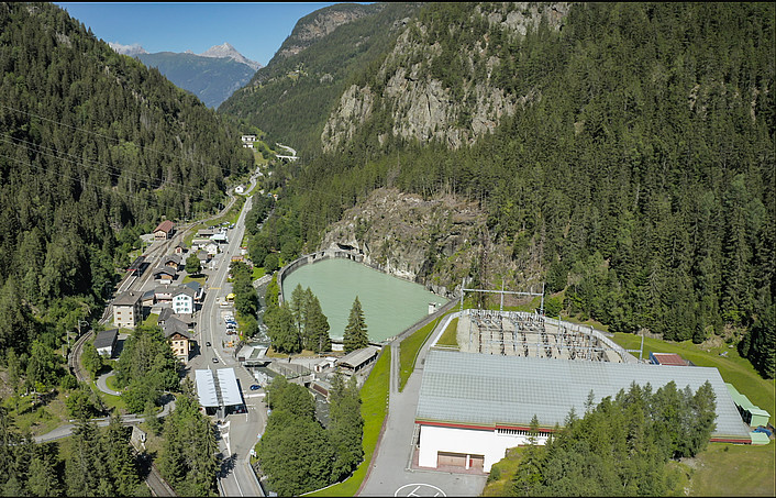 L'usine de Vallorcine en France sur la droite. Juste après, le bassin de compensation qui reçoit les eaux turbinées, il se trouve à Châtelard-Frontière en Suisse. Au milieu de l'image, le poste de douane.
