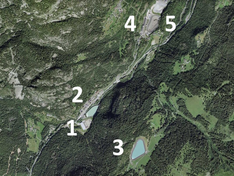 Une vue d'avion sur la zone Châtelard - Châtelard-Frontière. 1 : usine ESA de Vallorcine. 2 : bassin de compensation ESA. 3 : bassin des Esserts. 4 : usine CFF. 5 : bassin de compensation CFF.