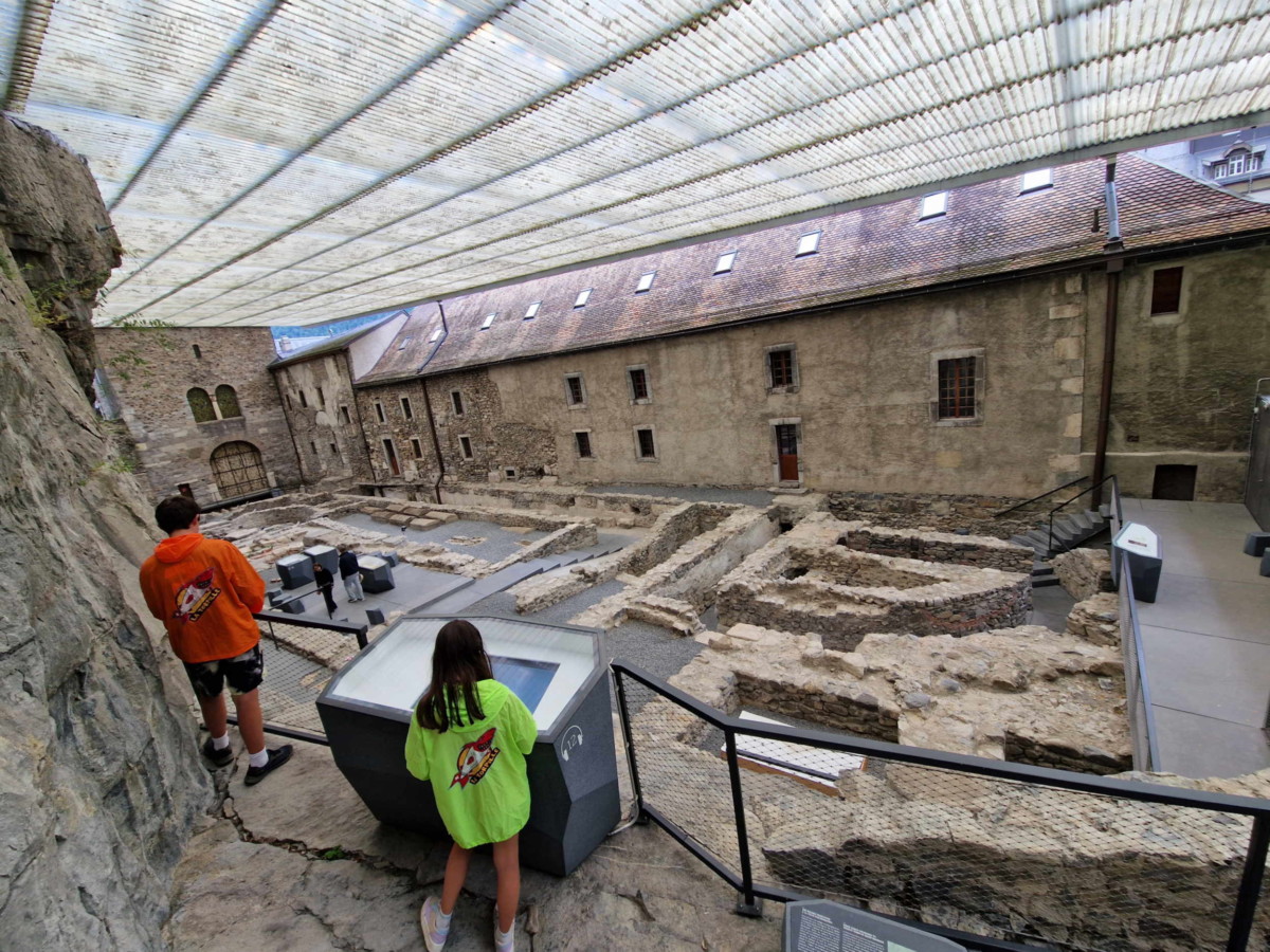 Les fouilles à côté de l'Abbaye de Saint-Maurice sur les premiers lieux de mémoires consacrés à Maurice.