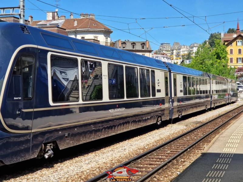 Un train du MOB en gare de Montreux.