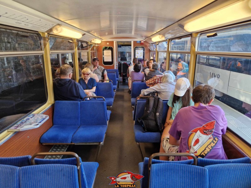 L'intérieur du train des Rochers de Naye. C'est le train le plus étroit qui circule en Suisse romande.