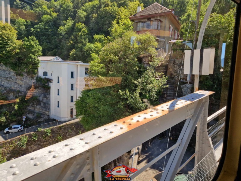 Le pont métallique avant l'arrêt des Planches. Sur la droite, le chemin qui mène aux gorges du Chauderon.
