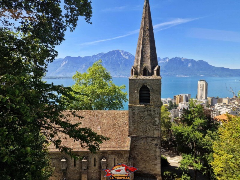 L'église St-Vincent avec la tour de Montreux en arrière-plan.