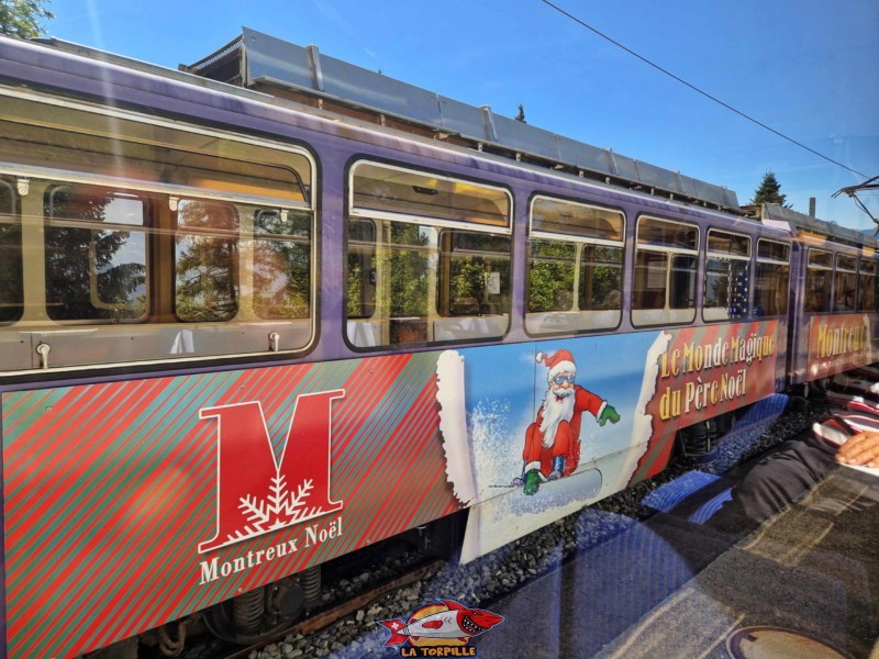 Un train aux couleurs du Père Noël.