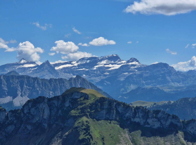 La vue rapprochée sur le massif des Diablerets (au centre), le point culminant du canton de Vaud.