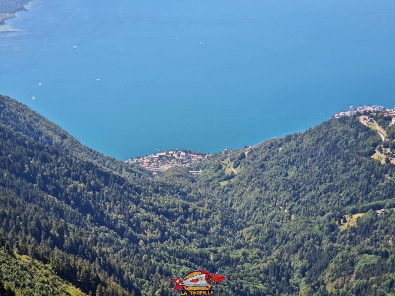 La vue vers le village de Veytaux au milieu et, sur la droite, Montreux et sa tour.