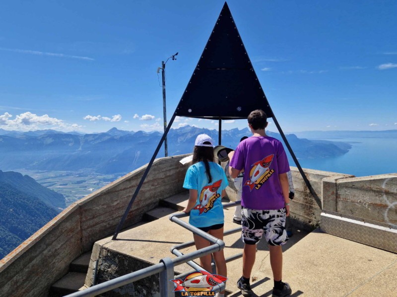 Le triangle au sommet des Rochers de Naye avec la magnifique vue à 360 degrés.