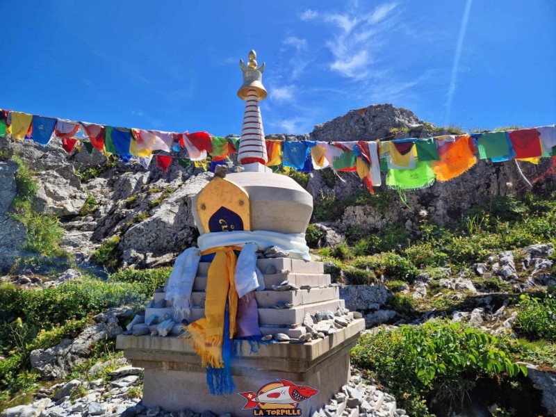 Le stupa himalayen avec les fameux drapeaux colorés tibétains.
