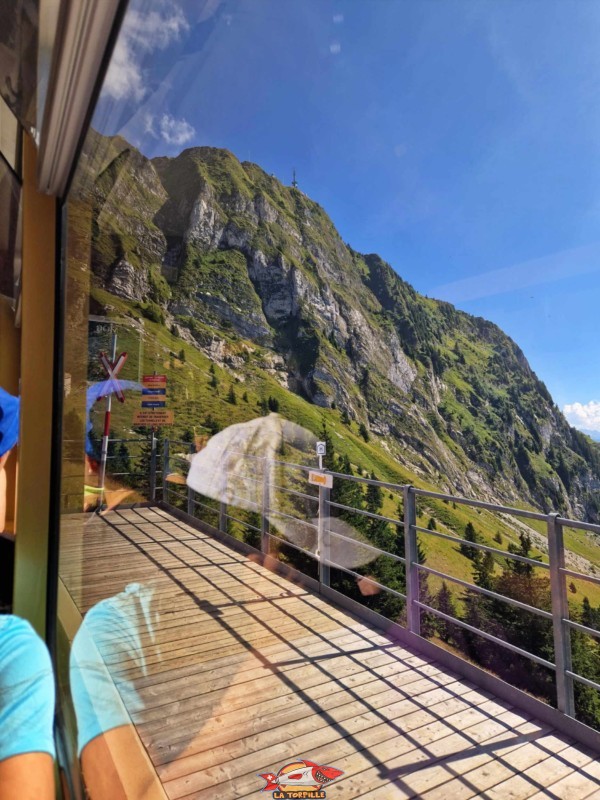 Le train au niveau de l'arrêt la Perche juste avant l'entrée du tunnel qui permet au train de rejoindre le vallon de Naye. On peut apercevoir l'antenne du sommet des Rochers de Naye.