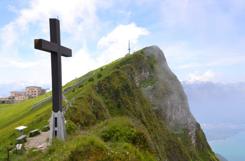 La croix sur le chemin des crêtes des Rochers de Naye (2022 m) entre le sommet et la Grande Chaude de Naye. Photo : altituderando.com