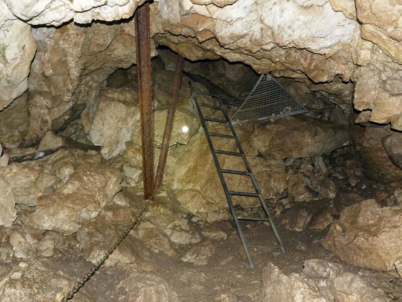 L'intérieur du boyau dans les grottes de Naye. Le passage est ici facilité par des échelles. Photo : sommets.ch