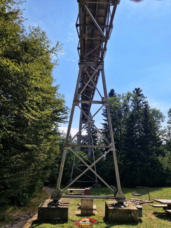 La rampe d'accès à la tour de Chaumont