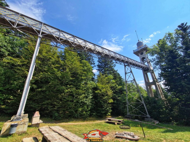 La rampe d'accès à la tour de Chaumont