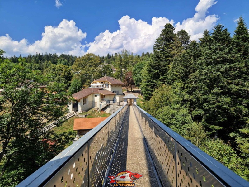 La rampe d'accès à la tour de Chaumont