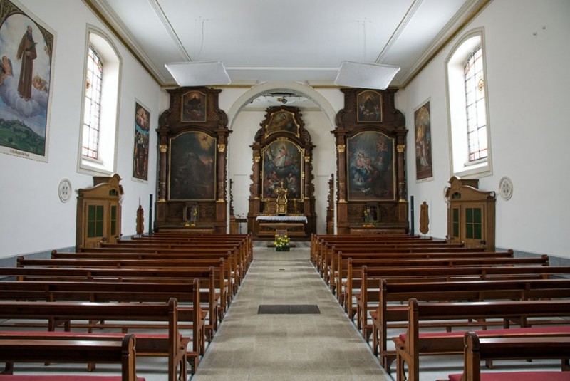 L'intérieur de l'église. Vitroparcours - Tour des Remparts de Romont