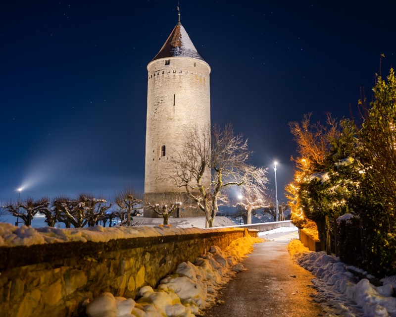 La tour à Boyer le soir. Vitroparcours - Tour des Remparts de Romont