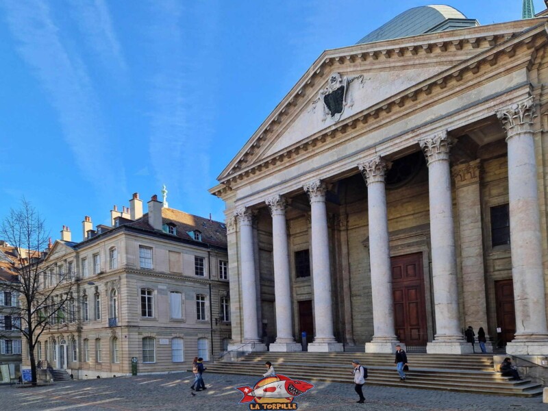 Le portail de la cathédrale, et, sur la gauche, la maison Mallet. Ce dernier édifice est construit au 18ᵉ siècle en remplacement du cloître qui avait perdu sa fonction religieuse à la suite de la Réforme protestante du 16ᵉ siècle. La maison Mallet abrite aujourd'hui le musée international de la Réforme.