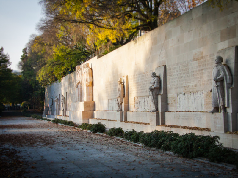 Le mur de Réformateurs dans le parc des Bastions. Il se trouve à 200 mètres à voir d'oiseau du musée de la Réforme.