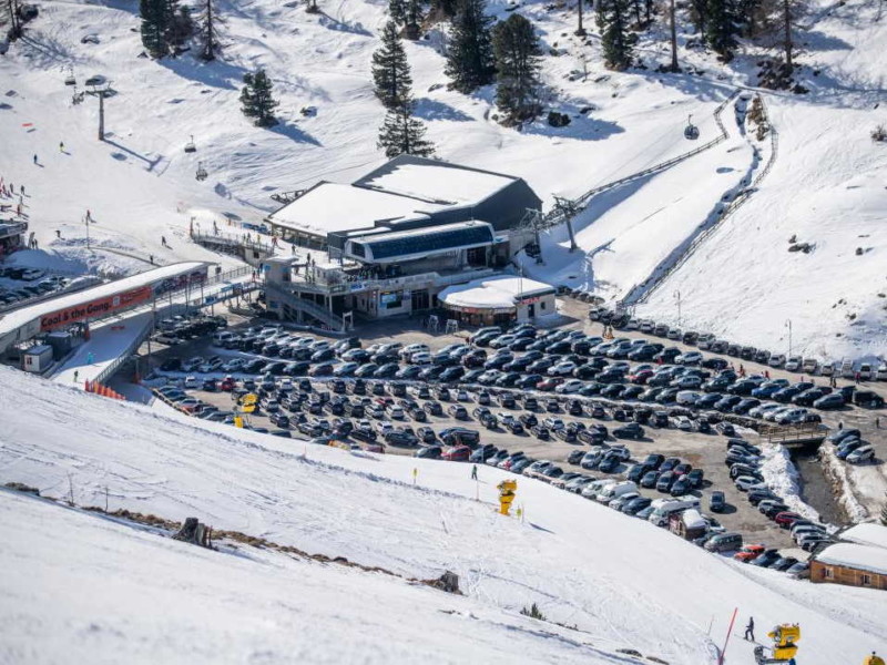 Le parking de Siviez. Il est gratuit en été et payant en hiver, Luge d'hiver à Siviez, Nendaz, domaine des 4 vallées.