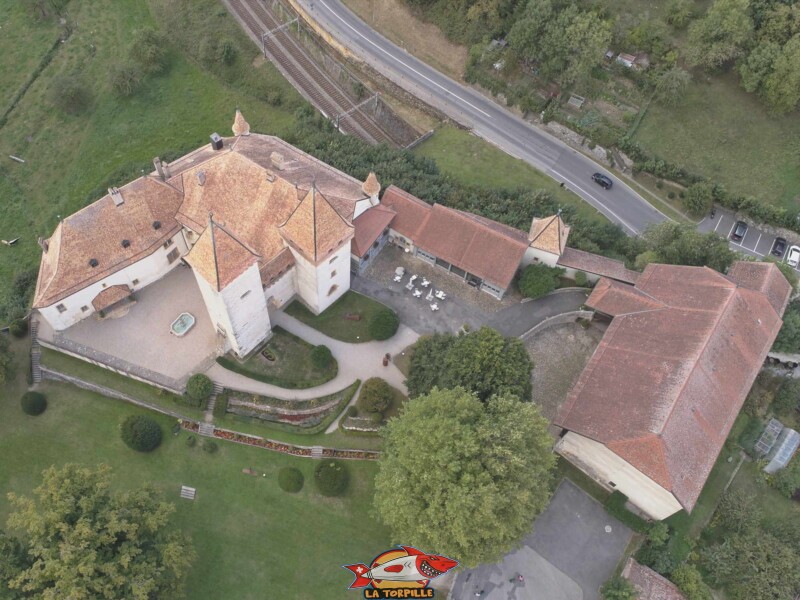 Une vue d'avion sur le château de La Sarraz sur la gauche, et, sur la droite, l'ancienne ferme dans laquelle se trouve le musée du cheval.