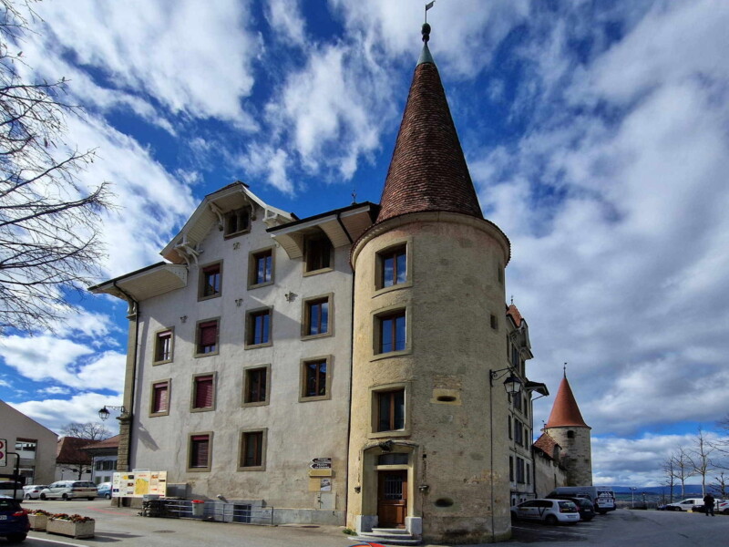 Le grenier depuis l'extérieur avec la tour sud-est.