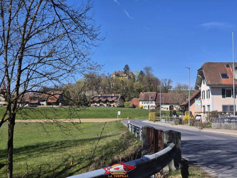 La vue depuis le village St-Barthelémy, au sud-est du château.