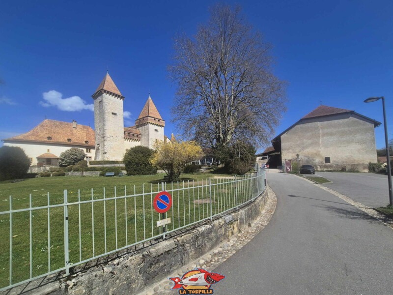 La route qui arrive au château. Sur la droite, le musée du cheval. Château de La Sarraz, canton de Vaud.