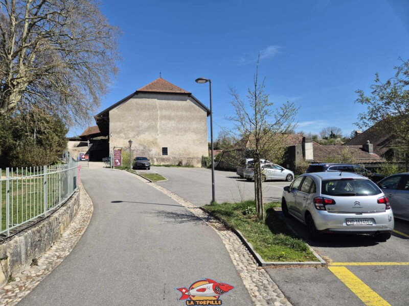 Le parking sur la droite. Château de La Sarraz, canton de Vaud.