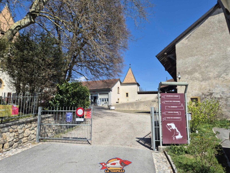 Le portail d'entrée. Château de La Sarraz, canton de Vaud.