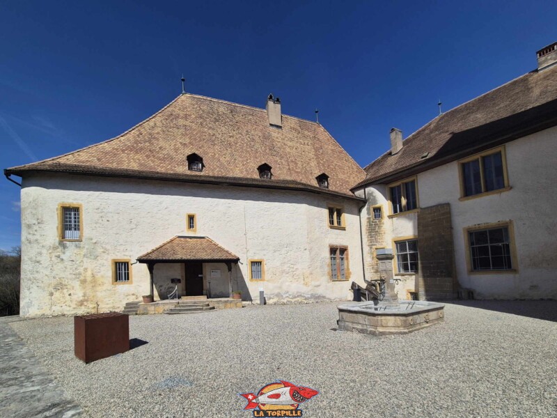 Cour. Château de La Sarraz, canton de Vaud.