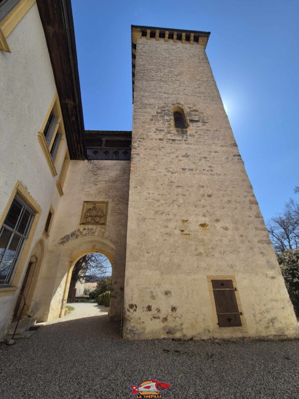 Cour. Château de La Sarraz, canton de Vaud.