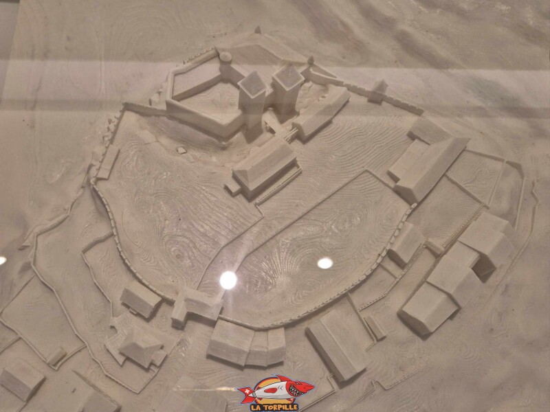 La maquette du château en 1475-1505, une deuxième tour est présente. Château de La Sarraz, canton de Vaud.