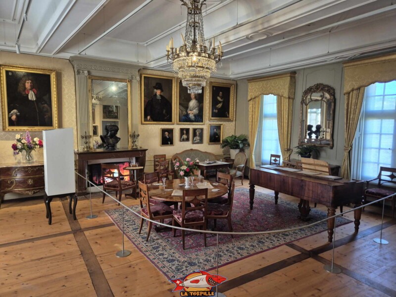 Le Grand Salon est la plus belle pièce du château. C'est à cet endroit que la dernière châtelaine, Hélène de Mandrot (1867-1948), recevait ses invités. Château de La Sarraz, canton de Vaud.
