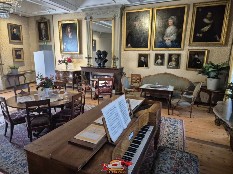Le Grand Salon est la plus belle pièce du château. C'est à cet endroit que la dernière châtelaine, Hélène de Mandrot (1867-1948), recevait ses invités. Château de La Sarraz, canton de Vaud.