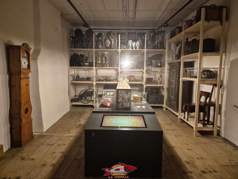 Les débuts du musée au château au début du 20ᵉ siècle. Château de La Sarraz, canton de Vaud.